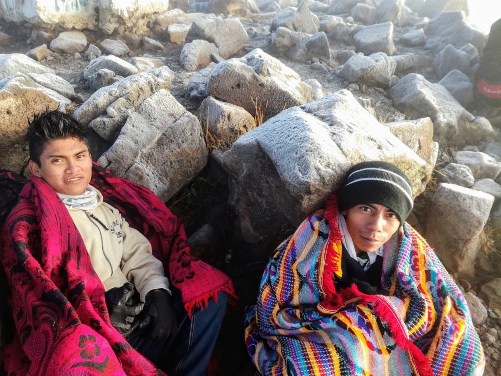 Ces deux jeunes guatémaltèques sont les premiers à arriver en haut tu Tacana après 100 km et 48 heures de marche (Photo FC)