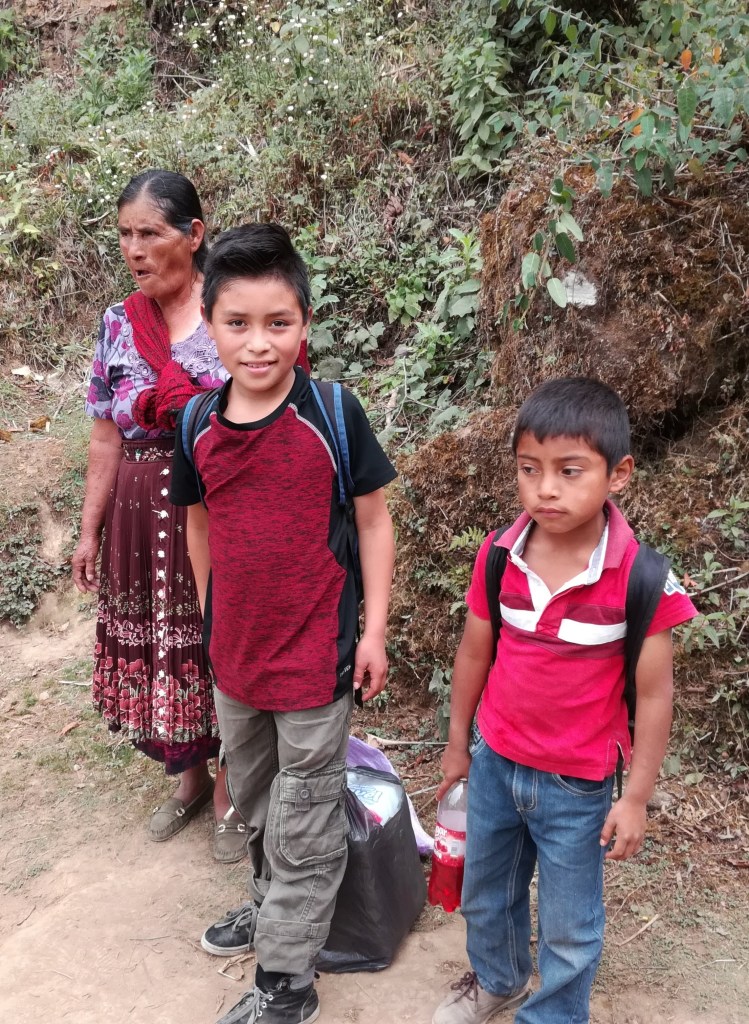 C'est en famille qu'on monte les provisions jusqu'au village guatémaltèque de Tonina (Photo FC)