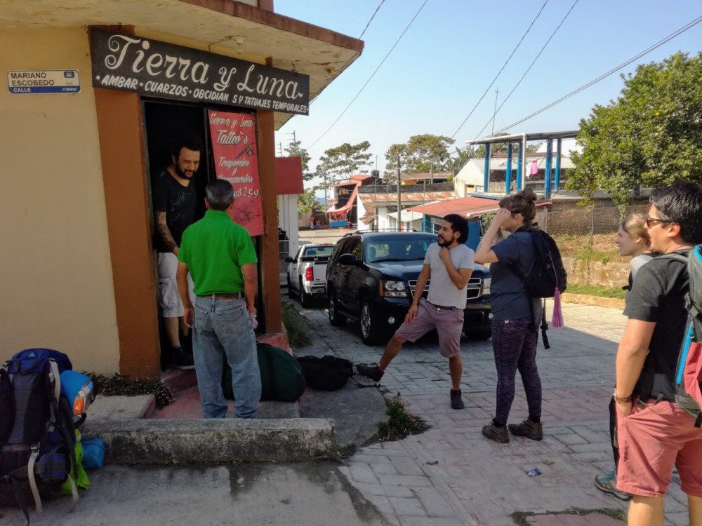 Notre guide, Romeo père que l'on voit de dos en polo vert à Union Juarez (Photo FC)