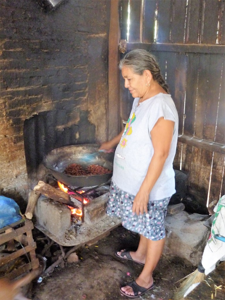 Chez les planteurs du Soconusco (ici dans un foyer de la Communauté Francisco Sarabia) ont fait griller des fèves de cacao pour la consommation familiale. Une bonne poignée vous a permis de tenir la journée sans manger (Photo FC)