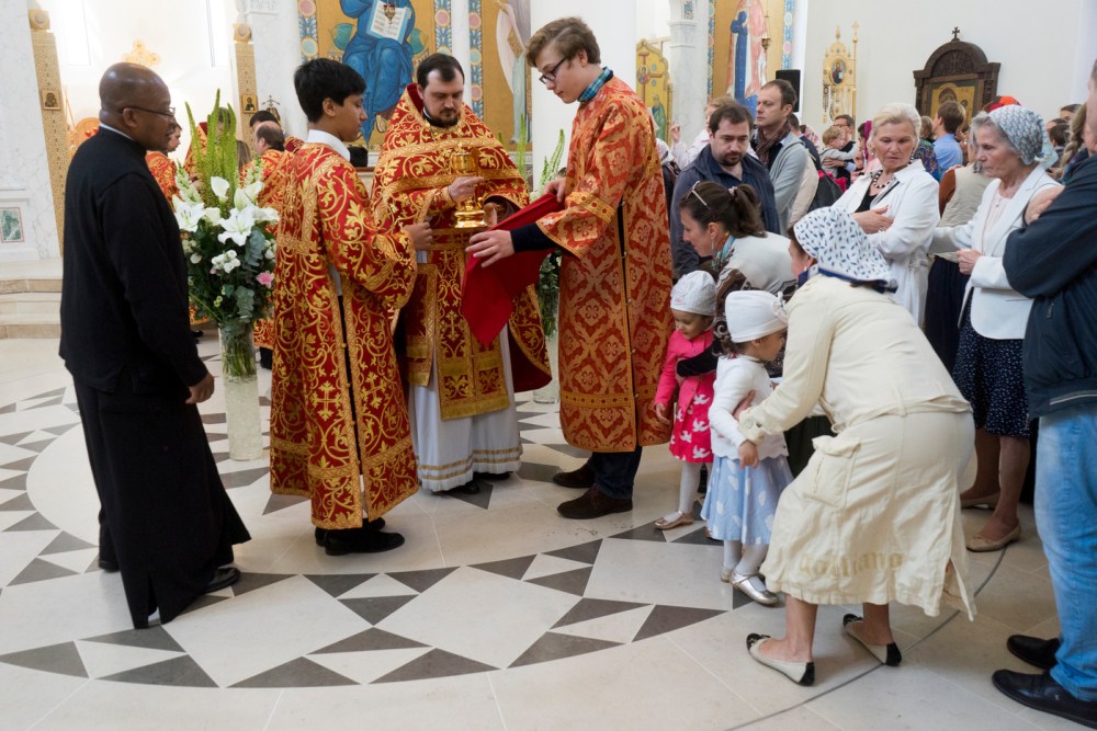 Cérémonie dans la cathédrale orthodoxe russe de la Sainte-Trinité présidée par Mgr Nestor de Chersonèse. Le quotidien La Croix parle d'un jeune évêque au profil pastoral et fin connaisseur des réalités françaises et occidentales – il a été formé sur les bancs de l’Institut de théologie orthodoxe Saint-Serge de Paris, fondé en 1925 par les intellectuels de l’émigration russe blanche (Matthieu ROSIER pour La Croix)