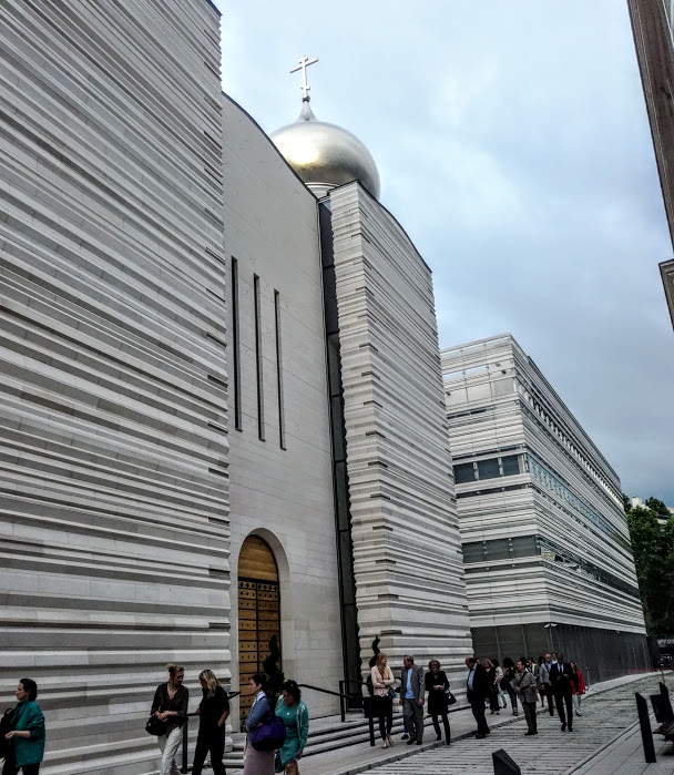 A l'intérieur du Centre Spirituel et culturel orthodoxe russe. Jean-Michel Wilmotte pour harmoniser le style russe avec son environnement parisien a utilisé cette pierre de Bourgogne mais en strates, comme un mille-feuille (Photo FC)