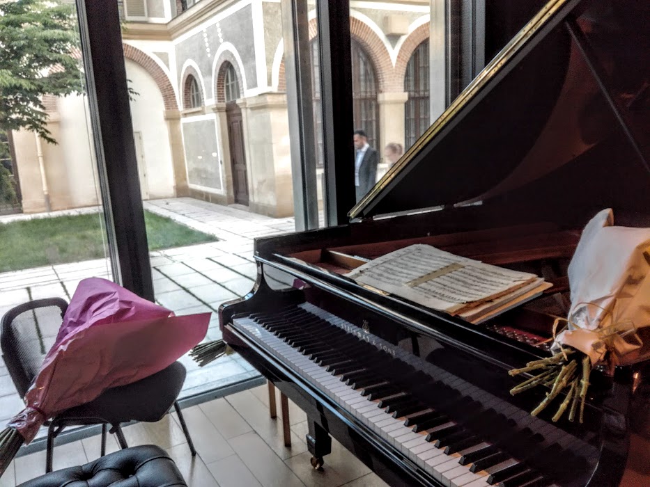 Scène du grand auditorium en amphithéâtre du Centre spirituel et culturel orthodoxe russe. Ici, en juin 2018, après le concert donné par le grand pianiste russe, Yakov Ayvaz qui interpréta des pièces de Rachmaninov, Ravel, Ayvaz et Prokofief (Photo FC)