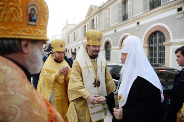 Face à l'évêque Nestor de Chersonèse, le 4 décembre 2016, fête de l’Entrée de la Mère de Dieu au temple, Sa Sainteté le Patriarche Cyrille (Kirill) de Moscou et de toute la Russie consacrait la cathédrale de la Sainte-Trinité.