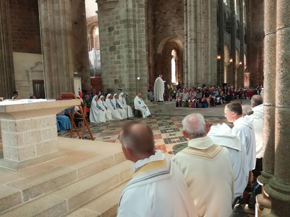 La messe du pèlerinage dans l'abbatiale (ici, choeur gothique du XVe et XVIe siècle). En face, les soeurs de la communauté des Fraternités Monastiques de Jérusalem installée sur le Mont depuis 2001 (Photo FC)