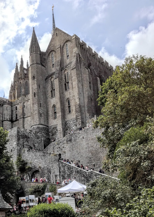 Mont-Saint-Michel. Voici la merveille dont la dénomination daterait de la fin du XVIIe siècle. Elle témoigne magnifiquement de l'audace de cette architecture monastique du Moyen Âge (Photo FC)