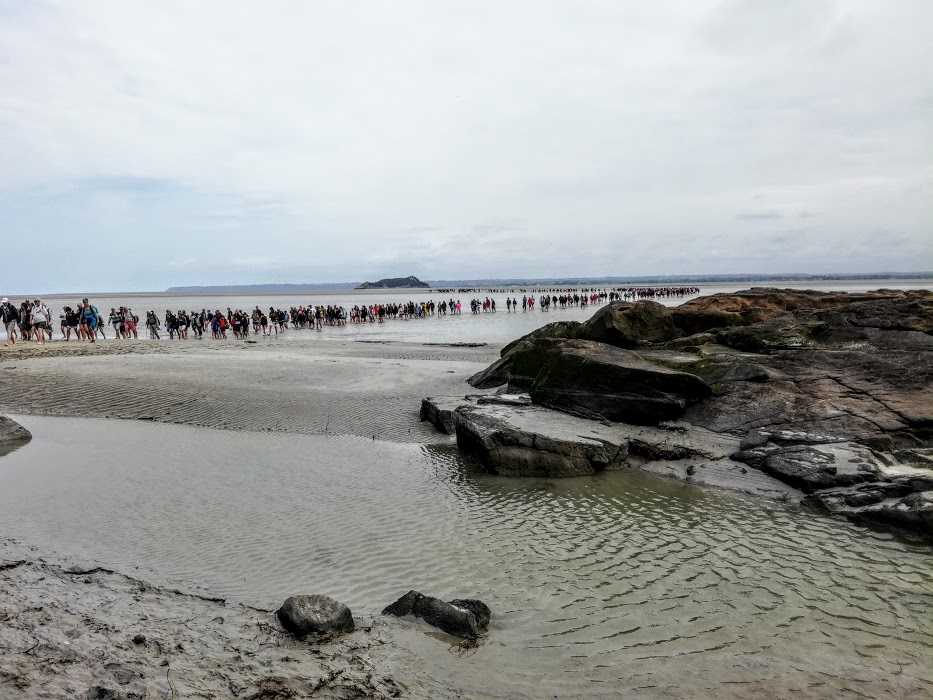 Mont-Saint-Michel. L'immense foule des hommes cheminant pieds nus vers ce haut lieu de la spiritualité occidentale (Photo FC)