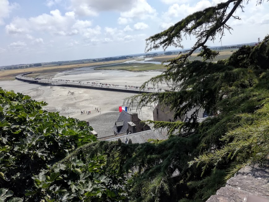 Mont-Saint-Michel. On voit le Couesnon, l'un des 3 fleuves de la baie. Il a été canalisé et régulé par un barrage. L'ancienne digue d’accès au Mont a été abattue remplacée aujourd’hui par une passerelle au-dessous de laquelle la mer a libre accès (Photo FC)