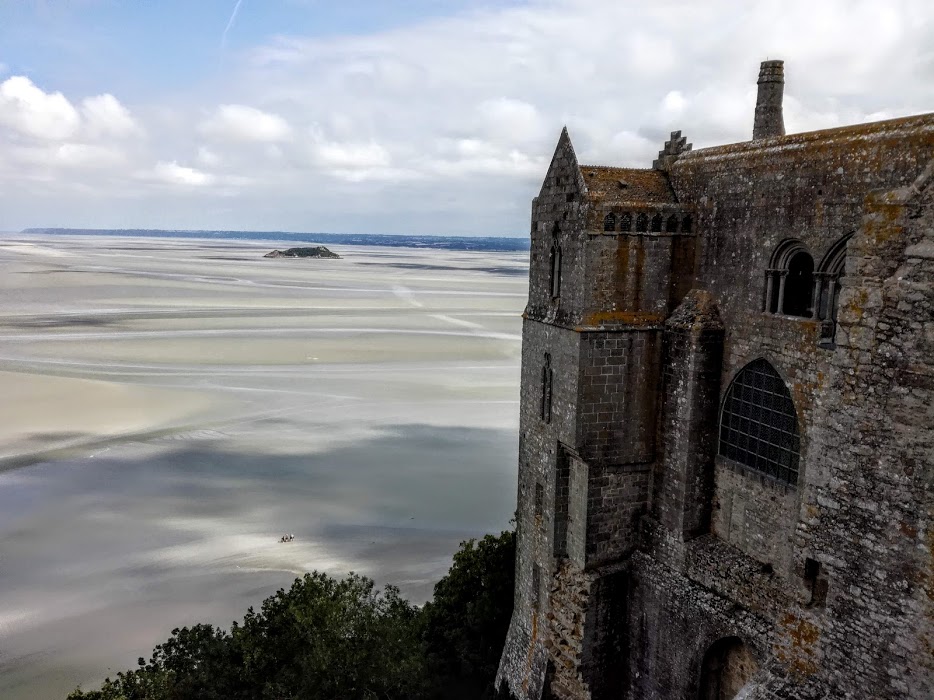 Mont-Saint-Michel, face à l'immensité de cette baie, la plus belle du monde depuis la terrasse de l'Ouest donnant sur la façade de l'abbatiale (Photo FC)