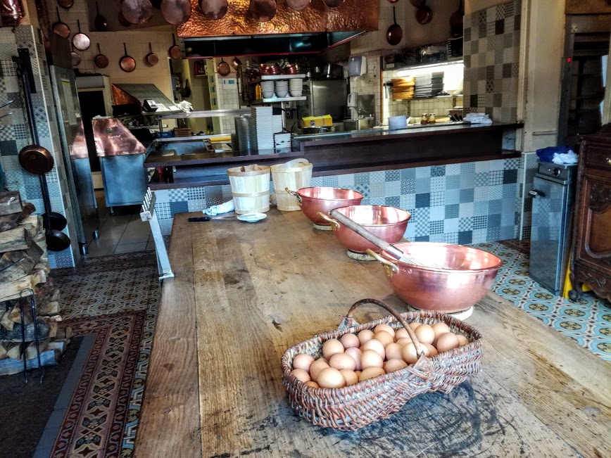 L’auberge de la Mère Poulard est au Mont-Saint-Michel est une véritable institution connue dans le monde entier pour son omelette. On y casse environ 300 000 œufs par an, ce sont des œufs de plein air qui proviennent de la ferme Delaunay, fournisseur depuis 1888. ici les cuisines de l'auberge(Photo FC)