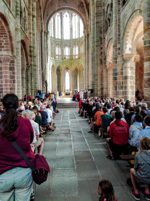 Abbatiale du Mont-Saint-Michel, de la nef : les deux bras du transept sont bien du XIe siècle ainsi que les 4 travées de la nef sur les 7 (les trois premières ayant été abattues à la suite de l’incendie) tous, de pur style roman (Photo FC)