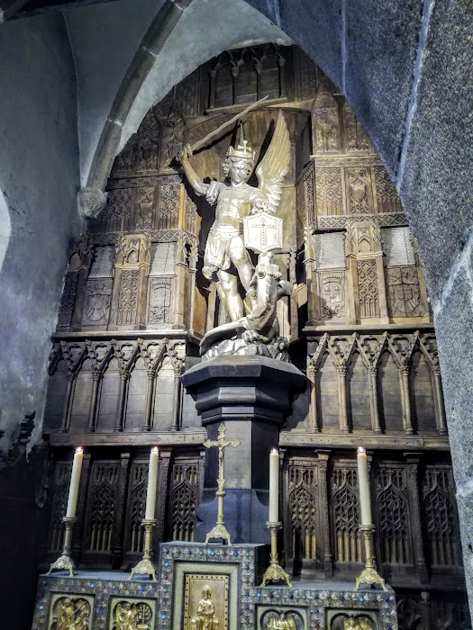 L’église Saint-Pierre est aussi l’église du Sanctuaire de l’Archange saint Michel depuis dix siècles dont la statue trône dans la chapelle latérale. Elle est aussi le siège officiel du centre de pèlerinage (Photo FC)