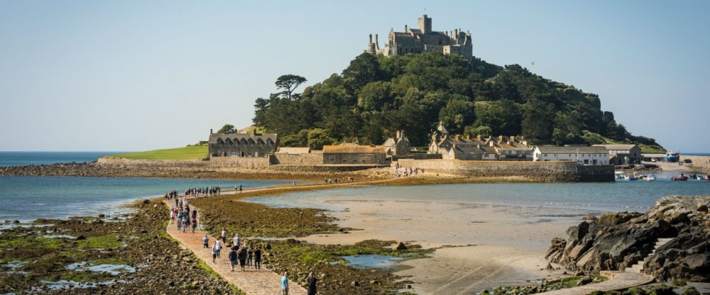 Saint Michael’s Mount, presque aussi haut mais en 7 fois plus petit et entouré d’eau à chaque marée haute est une réplique du Mont-Saint-Michel. Il est situé en face de l’extrême pointe des Cornouailles britanniques. (Photo DR)