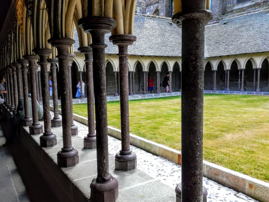 Abbaye du Mont-Saint-Michel : le cloître a été achevé en 1228 et édifié en pierre de Caen. Il dégage une impression de légèreté extraordinaire due sans doute aux quelques 227 colonnes disposées en quinconce. Le jardin après des travaux importants sera réaménagé (Photo FC)