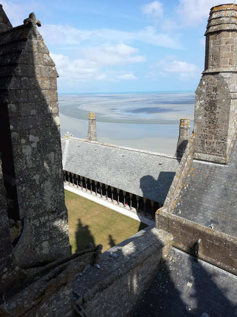 Pas de doute ! L'image est exacte, le cloître du Mont-Saint-Michel est bien suspendu entre ciel et mer (vue des toits de l'abbatiale) Photo FC