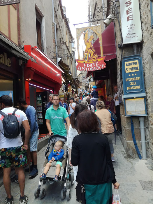 Le Mont-Saint-Michel, la rue principale qui monte à l'abbaye (Photo FC)