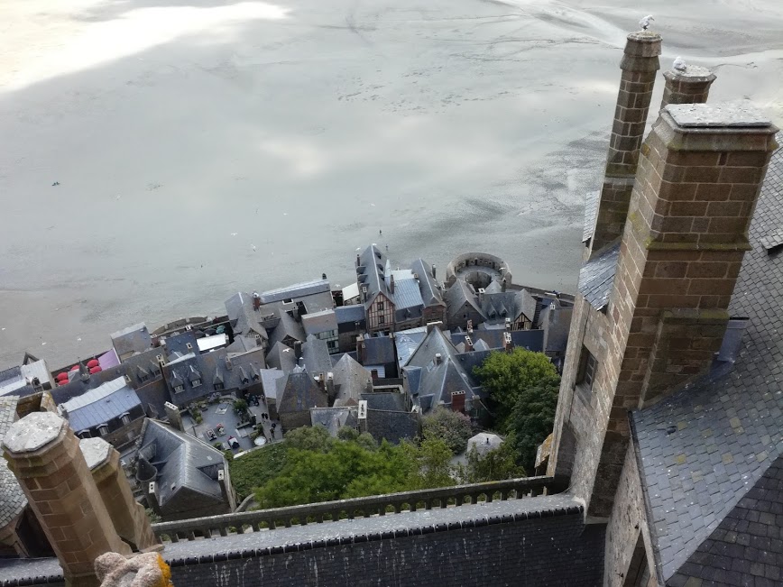 Du toit du choeur de l'abbatiale du Mont-Saint-Michel, côté village et remparts. On voit le minuscule cimetière près de l'église paroissiale Saint-Pierre. Vertigineux ! (Photo FC)