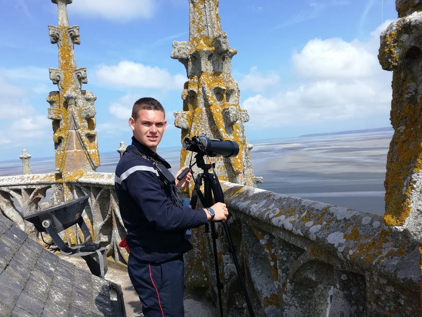 Sur le toit de l'abbatiale, entre ciel et mer, ce gendarme qui veille à la sécurité des pèlerins traversant la baie du Mont-Saint-Michel, serait-il notre véritable ange gardien ? (Photo FC)