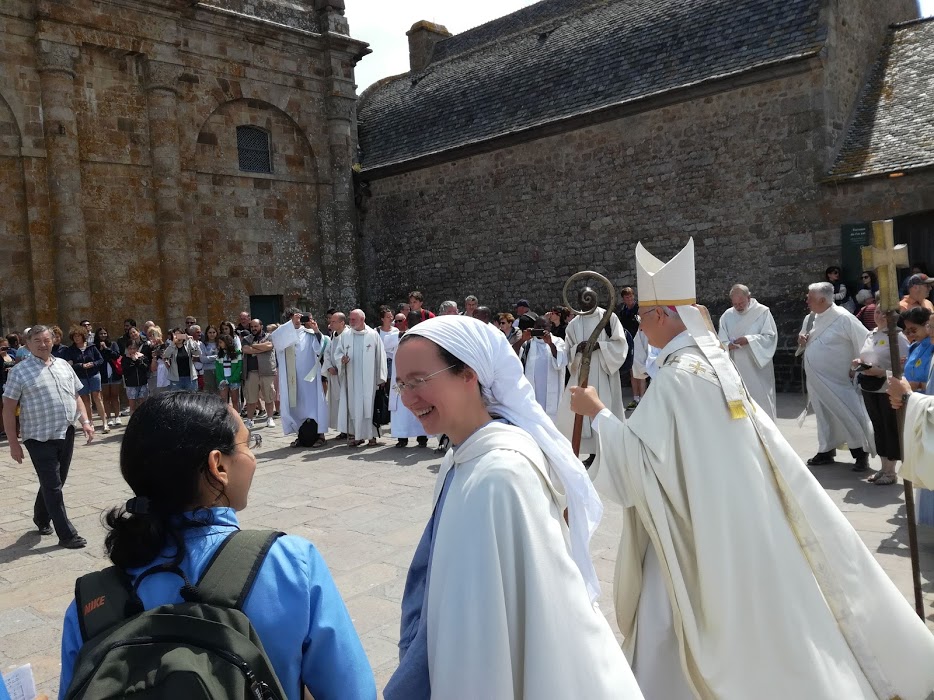 Depuis 2001, deux communautés de moines et de moniales des Fraternités Monastiques de Jérusalem sont présentes à l’abbaye du Mont-Saint-Michel. Ici, lors de la messe du pèlerinage des grèves de juillet, sur la terrasse ouest de l'abbaye, face à la façade de l'abbatiale (Photo FC).