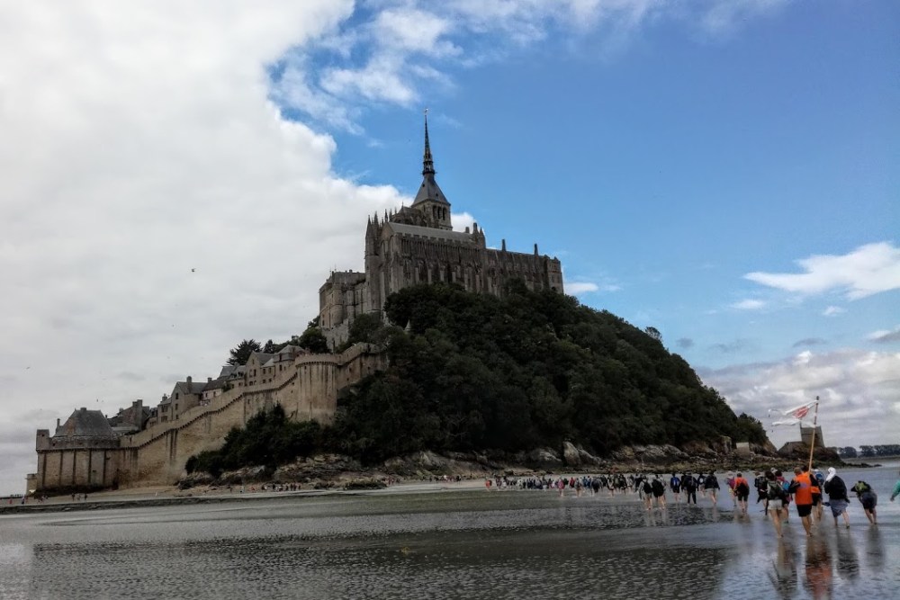 Le Mont-Saint-Michel, à la longue liste de superlatifs qui le qualifient, ne pas omettre l’essentiel, la dimension spirituelle de l’abbaye bénédictine dédiée à l’archange Saint Michel (Photo FC)