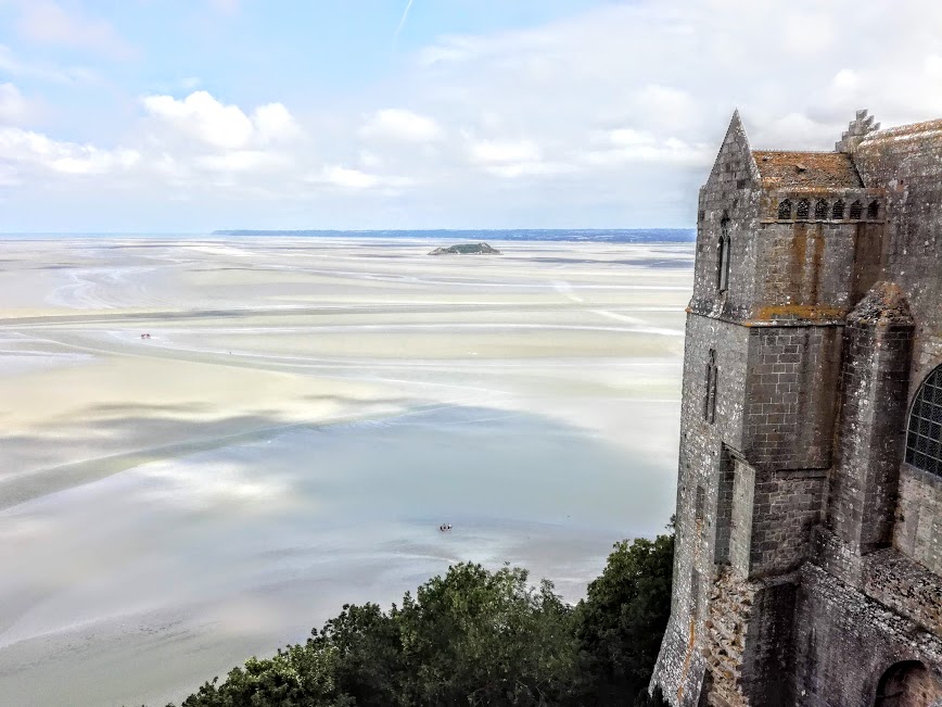 Du haut de la terrasse Ouest, parvis de l'abbatiale, on découvre l'une des vues les plus grandioses sur la baie (Photo FC)
