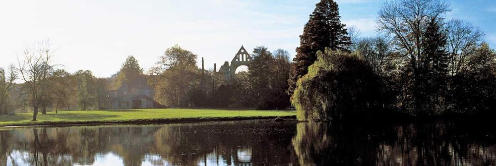 Les gîtes sont situés dans le parc de l'abbaye.