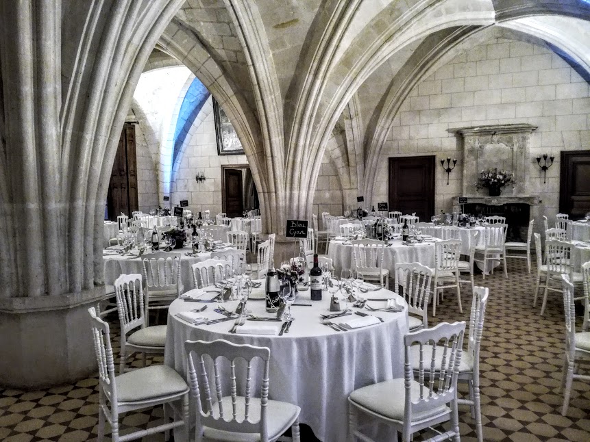 L'ancien cellier gothique du XIIIe siècle, aménagé au XVIIIe siècle et ses remarquables arcades pour loger les hôtes des abbés commendataires. Il sert aujourd'hui de salle de réception pour mariage (Photo FC)