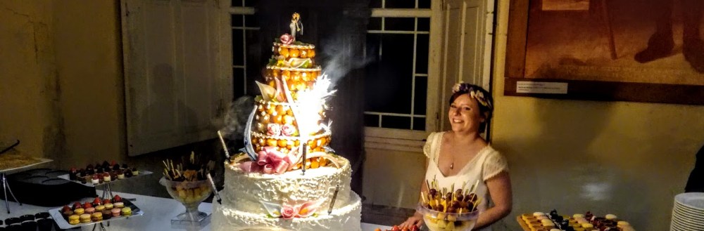Longpont, dans le grand vestibule de l'ancien palais abbatial (XVIIIe siècle), une mariée rayonnante ! (Photo FC)