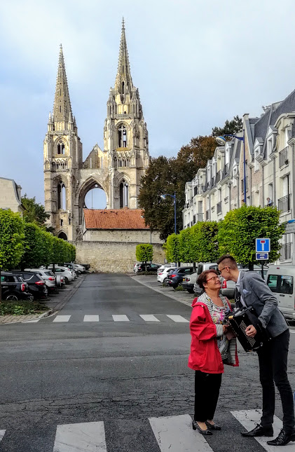 L’abbaye de Saint-Jean-des-Vignes, est l’un des monuments emblématiques de Soissons. Cette abbaye, fondée en 1076 par Hugues de Château-Thierry, saisit le visiteur par son imposante façade gothique, élevée dans le vide.