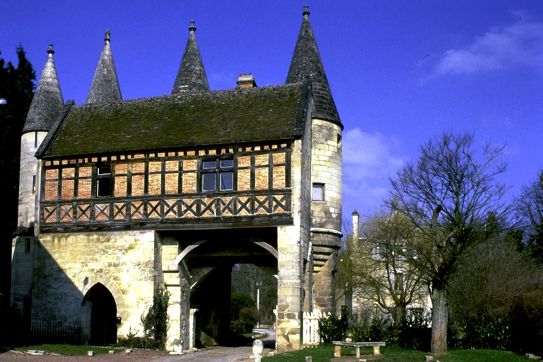 Des murailles qui prolongeait l'abbaye du XIVe siècle, seule subsiste la porte fortifiée, côté sud. Deux des quatre tourelles, démolies pendant la Grande Guerre, ont été reconstruites vers 1930. Un petit pavillon en bois et brique y fut accolés au XVIe siècle.