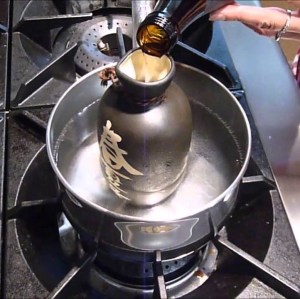 Un saké chaud se sert soit dans une petite carafe en aluminium (chirori) ou réchauffé au bain marie, dans un tokkuri.