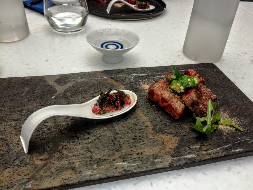 Mariage de la mer et de la montagne avec du bœuf de Kobe (à 9622 km de Paris) : ce tartare de bœuf de Kobe et d’huîtres ainsi que ce Tataki de bœuf de Kobe servis à la Maison du Saké. Mariage étonnant avec le Junmai Ginjo Fukuju, un saké premium (riz yamada-nishiki, polissage : 60 %) dans sa bouteille bleue, titrant 15°. Ce saké provient du village traditionnel du saké, Nada à Kobe. Les arômes épicés et les saveurs douces mais complexes s’accordent parfaitement à la viande, au poisson, aux légumes et aux fromage (Photo FC)