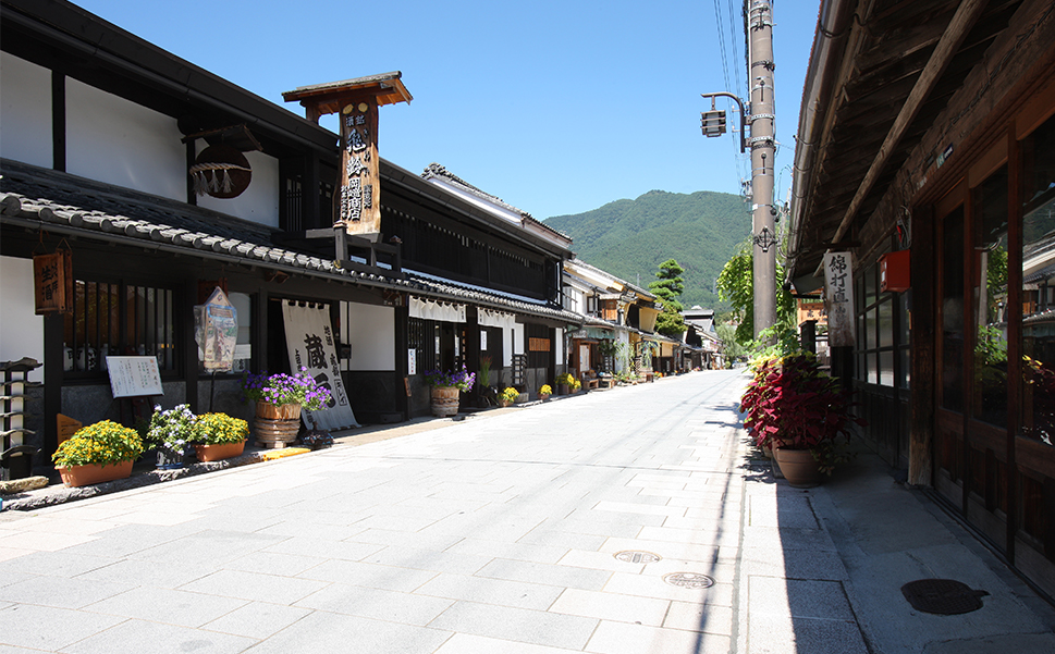 Yanagi-Machi, quartier de l'ère Edo de la ville d'Ueda (préfecture de Nagano). C’est l'ancien Hokkoku Kaido de l'époque des samouraïs. Cette rue historique est bordée par une source d’eau très pure qui alimente les brasseries à saké du quartier avec ses maisons traditionnelles aux murs blancs et portes en treillis.