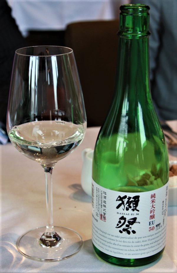 Ce Dassai 50, un Junmai daiginjo introduit la gamme Dassai. Il provient de la brasserie Asahi shuzô (préfecture de Yamaguchi), titre 16° (variété de riz : yamada nishiki avec un taux de polissage de 50 %), à servir à 8°-10°. Il offre des notes de fruits blancs et de fruits exotiques ainsi que des notes de riz soufflé, de châtaigne, de noisette puis s’exprime sur le fruit avec des accents d’abricot et de litchi. S’il peut se marier avec le foie gras mi-cuit (le saké aime le gras), il étonne surtout sur le fromage de chèvre (un Sainte-Maure ou un Pulligny-Saint-Pierre par exemple) Photo DR