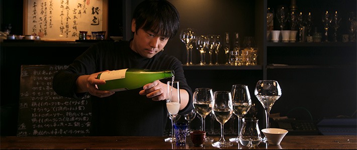 Dégustation de sakés premium au restaurant MiwaMiya, dans le quartier d’Asagaya à Tokyo (Photo de Kawamoto Seiya)