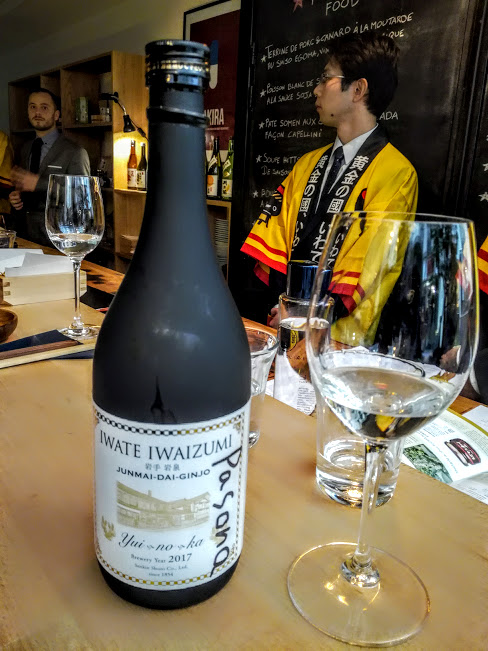 Ce saké d’Iwate, Junmai Daiginjô « Yui-No-Ka » a été brassé chez Senkin Shuzo à Shimohei au nord-est du département d’Iwate, près de la grotte de Ryûsendo d’où provient l’eau qui sert à l’élaborer. Il titre 16°, sa variété de riz est le Yui no ka, poli à 40 %. A déguster frais dans un verre à vin (10°C) sur des fruits de mer. Il apporte une touche de fraîcheur sur des plats en sauce. Ici à Paris, Maison du Saké (Photo FC)