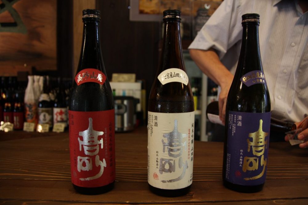 Les sakés premium de la brasserie Fuji-Takasago située dans la ville de Fujinomiya (à l’est de la préfecture de Shizuoka, entre Tokyo et Osaka). De là, il est possible de voir le mont Fuji qui domine le paysage de sa grandiose majesté. La moitié du riz utilisé par cette brasserie est le homare fuji, un hybride du yamada nishki Junmai. Leur Daiginjo qui titre 15° est élaboré à partir des eaux souterraines du Mt Fuji (taux de polissage du riz : 35 %).