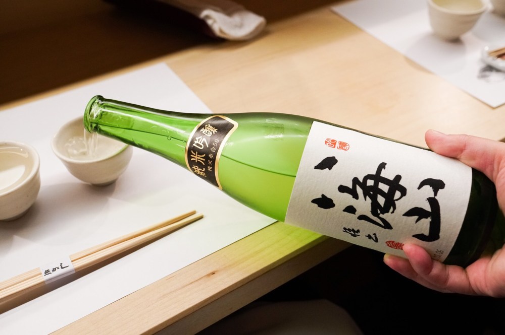 Le Junmai ginjo Hakkaisan (préfecture de Niigata) titre 15,6° avec un taux de polissage de 50 %. Il est élaboré à partir de trois variétés de riz : Yamadanishiki, Miyamanishiki et Gohyakumangoku. Ce saké sans doute l’un des plus recherchés au Japon provient de la brasserie Hakkaisan, fondée en 1922. Elle est située dans la ville de Minami-Uonuma, au pied du mont Hakkai là où la neige peut atteindre près de 3 m d’épaisseur. L’eau qui y est puisée Raidensama no mizu (eau de source de Raiden), est une eau ultra douce et excellente pour la production de saké. (Raiden est le dieu japonais du tonnerre et de la foudre).