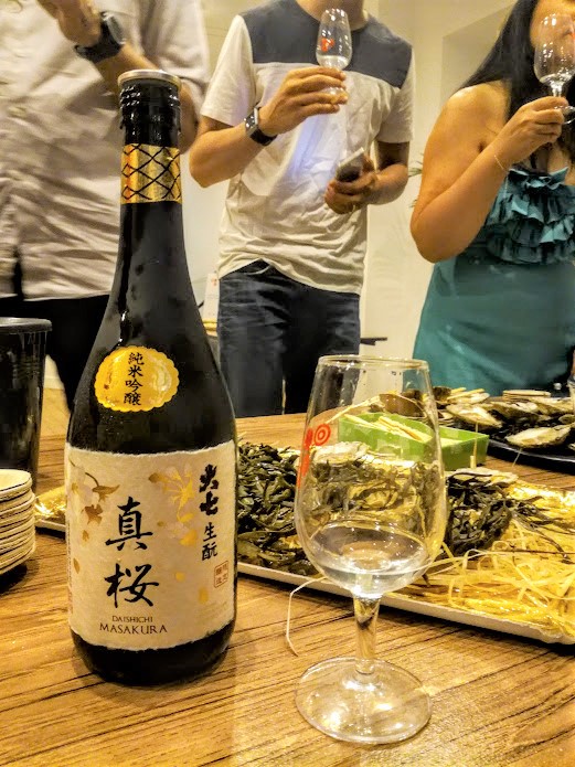 Huîtres et saké, quel mariage ! Ce saké Mazakura (classé junmai ginjo) de la brasserie Daishichi fondée en 1752 (préfecture de Fukushima) dans la ville fortifiée de Nihonmatsu est élaboré selon la méthode la plus traditionnelle (kimoto, voir plus bas) lui apportant son côté doux onctueux, au goût crémeux. Au nez, c’est la poire, l’ananas, le caramel au beurre. En bouche, l’équilibre prédomine avec des notes beurrées mais aussi de guimauve, de nougat et des saveurs minérales. Il titre 15°, il est à boire meilleur frais (12-15°C) mais peut aussi être bu légèrement chauffé (ici à Paris, chez Kampai, dégusté avec les huîtres de Caroline Madec, ostréicultrice de Lannilis en Bretagne). Photo FC