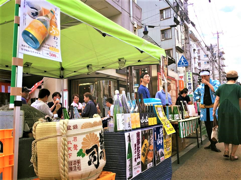 Dans les rues de Morioka, chef lieu d’Iwate, possibilité de goûter à quelques uns des sakés (et autres alcools) des 26 brasseurs de la préfecture.