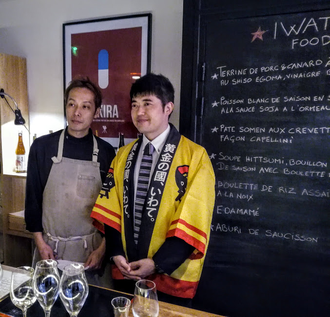 L’étonnante diversité de la gastronomie d’Iwate. Elle vient des produits de la mer et de la montagne qui se marient avec les sakés premium des maîtres brasseurs, les toji de Nambu. Ici à Paris à la Maison du Saké, à gauche, le chef Keita Kitamura du restaurant Erh, le nouveau restaurant de la Maison du Saké (Photo FC)