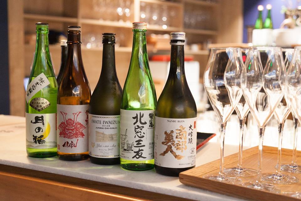 Les cinq sakés d’exception élaborés par des brasseurs d’Iwate et dégustés à Paris à la Maison du Saké : Akabu, Senkin, Tsukinowa, Washinoo, Nanbu bijin. Le Junmai Akabu a été servi dans des coupes à saké en laque (extraite d’arbres à laque ou vernis du Japon) des ateliers Joboji à Morioka.