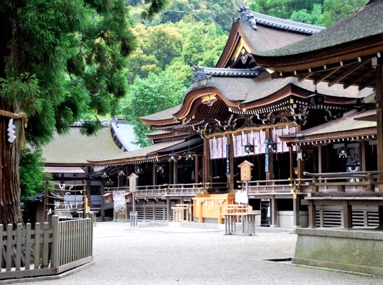 Situé au pied du mont Miwa où l’empereur Jimmu et ses partisans se sont installés dans la préfecture de Nara, le sanctuaire d’Omiwa est le plus ancien sanctuaire shintoïste du Japon et le sanctuaire des brasseurs de saké. Photo DR