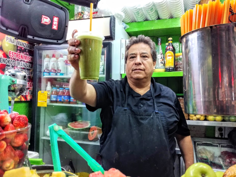 Ce juguero du marché aux fleurs de Mexico me prépare en un tour demain, un jugo verde, un incroyable mélange de feuilles de nopal, de jus de pamplemousse ou d'orange, de céleri, de persil et d'ananas (Photo FC)