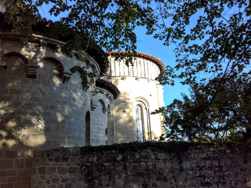 Abside et absidioles du chevet de l'église, principal témoin en Gascogne de cette architecture romane cistercienne. (Photo FC)