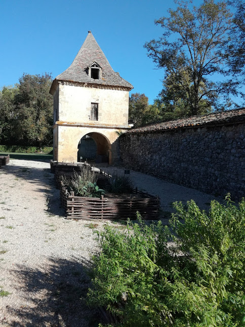 La ferme de la Madeleine, l'une des granges d'exploitation du domaine agricole cistercien, est située à l'entrée du site ; elle s'adosse au mur d'enceinte (fin XIII° siècle) dont il ne subsiste que la porterie fortifiée, de plan carré, couronnée (en 1752) par un pigeonnier gascon (Photo FC)
