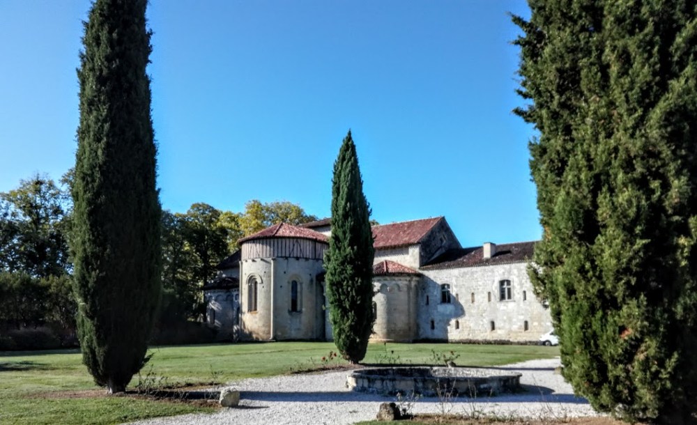 Cette façade orientale sur jardins (remodelés, au XVIIIe siècle, en jardins d'agrément), répond, avec son avant-corps de la même époque, à celle du logis abbatial : le long bâtiment du dortoir s'appuie, au sud, sur le chevet roman et ses absidioles (XIIIe siècle) Photo FC