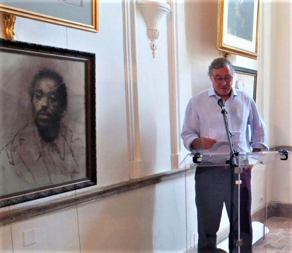 Michaël Simonow* remettait en 2017, à l’abbaye de Flaran 40 œuvres du peintre anglais Ken Paine dont une douzaine de portraits ce qui en fait le plus grand fonds en France d'oeuvres de Ken Paine. Ken Paine, grand portraitiste et pastelliste anglais est né en 1925, à Lambeth (Londres). Il a étudié au Tickenham College of Art puis a travaillé avec le peintre RO Dunlop RA. Il est membre de la Pastel Society et vice-président de la Société des pastellistes de France. * Michaël Simonow qui a fait fortune comme Agent immobilier britannique installé au Cap, en Afrique du Sud, est un grand amateur d'art. Il a constitué depuis presque 50 ans une collection exceptionnelle de chefs-d'œuvre. C'est dans le cadre de l’abbaye de Flaran qu'il a choisi d’exposer au public sa collection de peintures et de sculptures couvrant une période allant du XVIe siècle à nos jours. Une convention de prêt a été signée avec le Département du Gers pour une durée de 10 ans. Celle-ci a été reconduit en 2011 et court jusqu'en 2021.