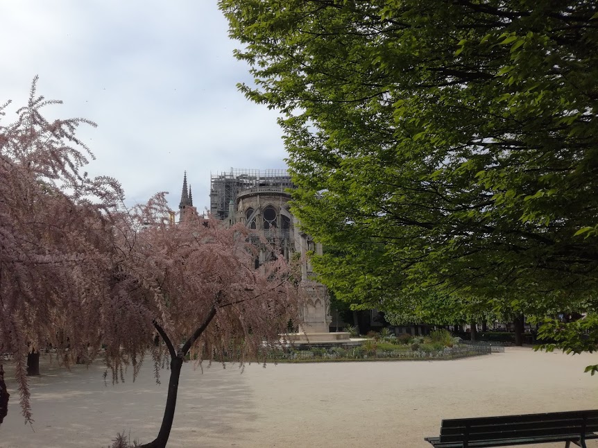 Le chevet de Notre-Dame endommagé par l'incendie et ses célèbres arcs-boutants, une technique mise au point lors de la construction de la cathédrale (Photo FC)