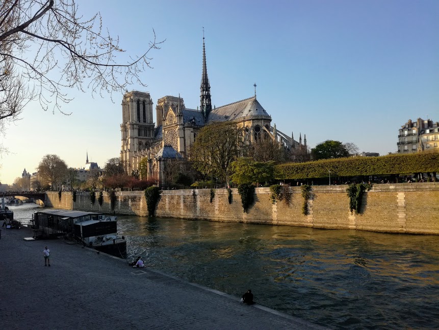 Grâce et légèreté du chevet avec la flèche et les grands arcs-boutants qui soutiennent l'édifice. Qu'en reste-t-il aujourd'hui ? (Photo FC)